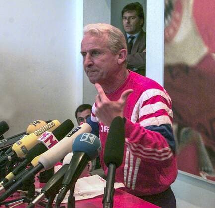 FC Bayern München 10.03.1998 Wutrede von Trainer Giovanni Trapattoni, in der hitzigen, dreieinhalbminütigen Rede entstandenen Satzkonstrukte wie: Was erlauben Strunz - schwach wie eine Flasche leer - Ich habe fertig, hinten Pressesprecher Markus Hörwick