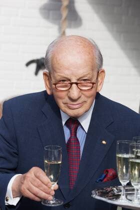 DEU, Deutschland, Warendorf: Hans Günter Winkler Stiftung anerkannt; Regierungspräsident überreicht Stiftungsurkunde auf Gut Birkenhof. Hans Günter Winkler (86) Springreiter