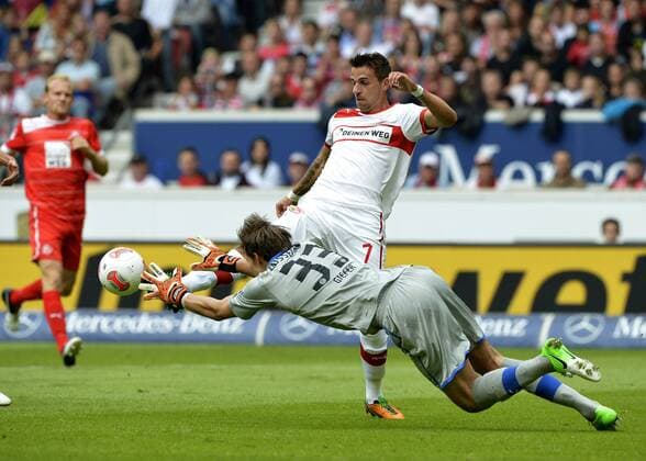 Fabian GIEFER Fortuna Düsseldorf rettet vor Martin HARNIK VfB Stuttgart (rechts) Zweikampf Aktion VfB Stuttgart gegen Fortuna Düsseldorf Fußball Herren GER 1. BL Spieltag 03 Saison 2012 2013 Stuttgart Mercedes-Benz Arena 15.09.2012 VfB Stuttgart gegen Fortuna Düsseldorf