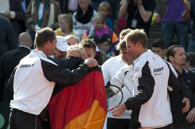 DavisCup 2012 in Hamburg GER_AUS Glückwünsche von der Mannschaft Cedrik-Marcel Stebe GER Â