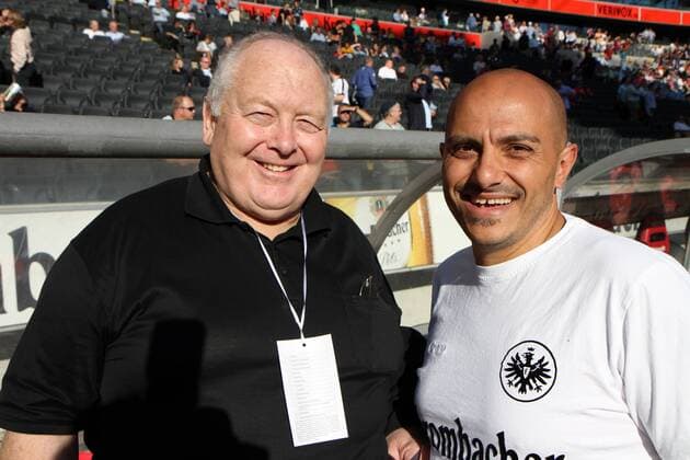 16.09.2012, Frankfurt, Commerzbank-Arena, Saison 2012 2013, 1. Bundesliga, Eintracht Frankfurt gegen Hamburger Sportverein (HSV) Portrait Kurt Gaugler (Geschäftsführendes Vorstandsmitglied der Bundesligastiftung) mit Franco Lionti (Zeugwart Eintracht Frankfurt)