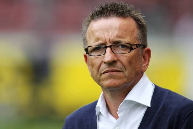 Fußball 1. Bundesliga 3. Spieltag VfB Stuttgart - Fortuna Düsseldorf am 15.09.2012 in der Mercedes-Benz Arena in Stuttgart Trainer Norbert Meier ( Düsseldorf ) mit besorgter Miene