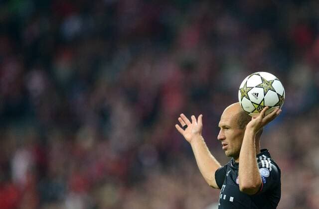 FUSSBALL CHAMPIONS LEAGUE SAISON 2012 2013 GRUPPENPHASE FC Bayern München - FC Valencia 19.09.2012 Einwurf von Arjen Robben (FC Bayern München)
