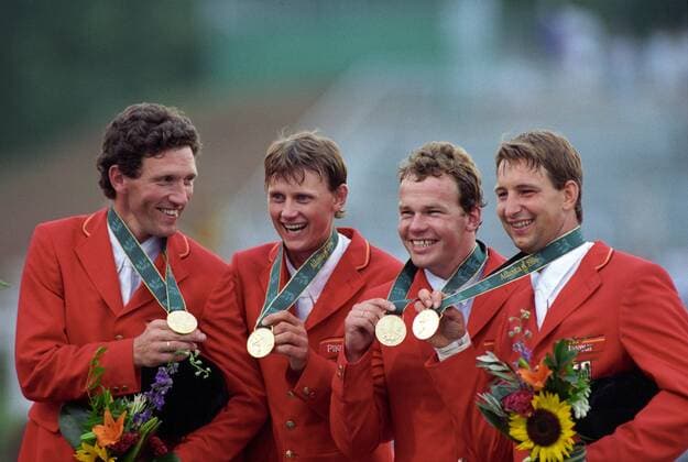 Deutschland ist Olympiasieger im Springreiten mit der Mannschaft, v.li.: Ludger Beerbaum, Ulrich Kirchhoff, Lars Nieberg und Franke Sloothaak