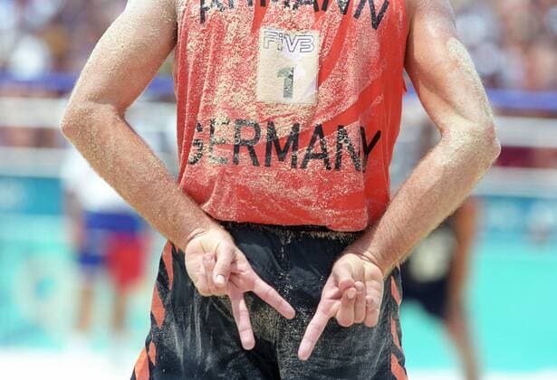 Beachvolleyballer aus Deutschland gibt taktische Anweisungen