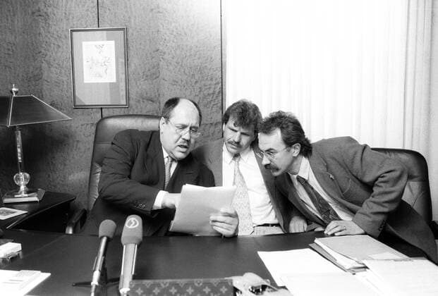 Trainer Ulrich Sude (Mitte) und Co Trainer Gerd Zeise (re.) bei der Vertragsunterschrift mit Udo Geitlinger (alle FC 08 Homburg)