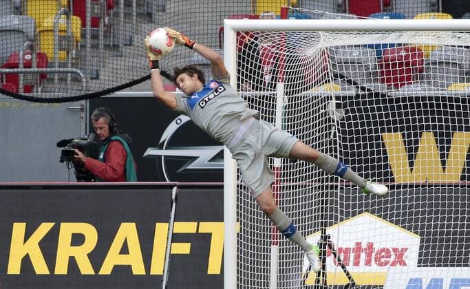 Düsseldorf, EspritArena, 22.09.12: Düsseldorfs Torwart Fabian Giefer mit einer Parade im Spiel zwischen Fortuna Düsseldorf vs. SC Freiburg am 4. Spieltag der Deutschen Bundesliga in der Saison 2012 2013.