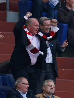 Präsident und Aufsichtsratsvorsitzender Uli HOENESS (FCB) jubelt nach dem Tor zum 0-1 Fussball 1. Bundesliga , Gelsenkirchen , am 22.09.2012 FC SCHALKE 04 - FC BAYERN MÜNCHEN 04.Spieltag, Liga1, Spieltag4, Liga01, 1.Liga Saison1213 , Saison 2012 2013