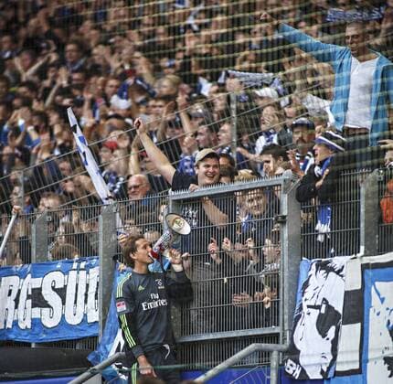 Rene Adler (HSV) mit Megaphon bei den Fans in der Nordkurve 22.09.2012 Hamburger SV, 1. Fussball Bundesliga, 04. Spieltag, Saison 2012 2013