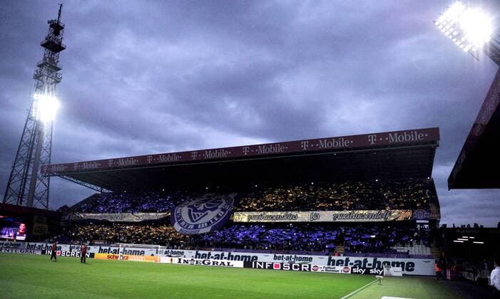 FUSSBALL - BL, WIEN,AUSTRIA,22.SEP.12 - FUSSBALL - tipp3 Bundesliga powered by T-Mobile, Generali Arena, Stadion des FK Austria Wien. Bild zeigt Fans auf der Tribüne. 