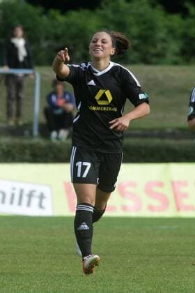 Frauenfußball, Bundesliga, 3. Spieltag: 1. FFC Frankfurt - Bayer Leverkusen am Sonntag (23.09.2012) im Stadion am Brentanobad in Frankfurt am Main. Jessica Wich (1. FFC Frankfurt) jubel t nach ihrem Tor zum 1:0.