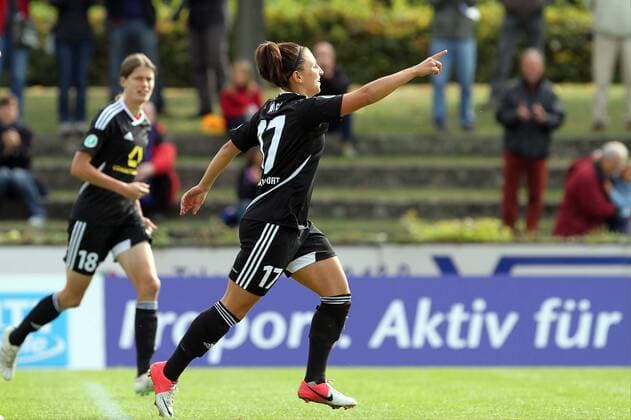 Jessica Wich (Frankfurt) jubelt nach dem ihrem Tor zum 1:0, 1. FFC Frankfurt - Bayer Leverkusen, 1. Frauen Fussball Bundesliga 2012 2013, 23.09.2012