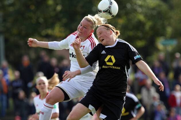 Kopfballduell zwischen Marith Priessen (Leverkusen) u. Melanie Behringer (Frankfurt), 1. FFC Frankfurt - Bayer Leverkusen, 1. Frauen Fussball Bundesliga 2012 2013, 23.09.2012
