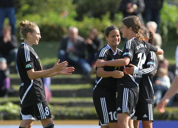 Kerstin Garefrekes (Frankfurt) feiert ihr Tor zum 4:2 mit Kim Kulig (Frankfurt) Dzenifer Marozsan (Frankfurt) u. Fatmire Bajramaj (Frankfurt), 1. FFC Frankfurt - Bayer Leverkusen, 1. Frauen Fussball Bundesliga 2012 2013, 23.09.2012