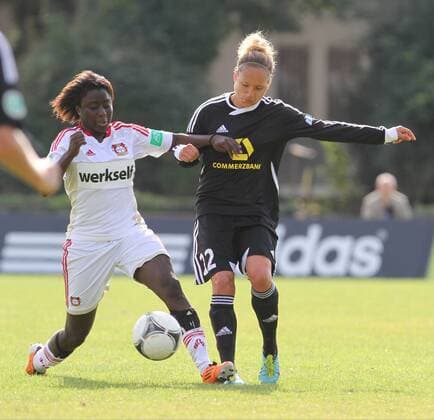 Eunice Beckmann (Leverkusen) im Zweikampf mit Babette Peter (Frankfurt), 1. FFC Frankfurt - Bayer Leverkusen, 1. Frauen Fussball Bundesliga 2012 2013, 23.09.2012