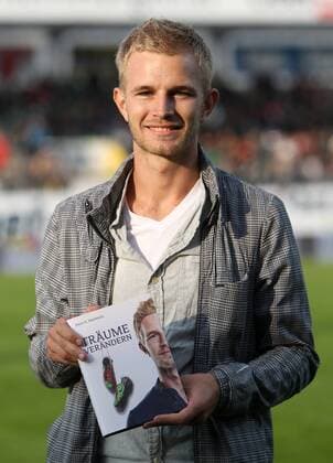 FUSSBALL - BL, Ried vs Rapid RIED,AUSTRIA,23.SEP.12 - FUSSBALL - tipp3 Bundesliga powered by T-Mobile, SV Ried vs SK Rapid Wien. Bild zeigt Peter Hackmair mit seinem Buch. Keywords: Wien Energie. 