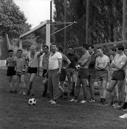 Trainer Helmut Schneider (1. FC Saarbrücken, 5.v.li.) und sein Team beim Training