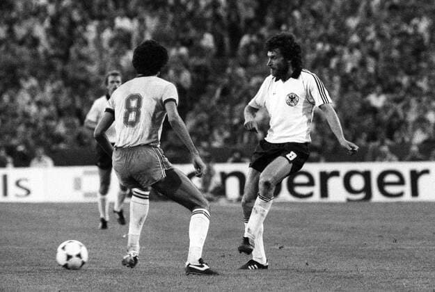 BR Deutschland - Brasilien 1:2 - Paul Breitner (BRD, re.) gegen Socrates (Brasilien)