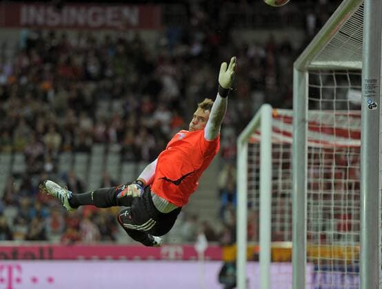 25.09.2012, Fussball 1.Bundesliga 2012 2013, 5.Spieltag, FC Bayern München - VfL Wolfsburg, in der Allianz-Arena München. Torwart Manuel Neuer (Bayern) fliegt beim Aufwärmen durch die Luft.