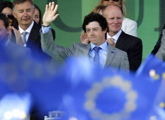 Rory McIlroy of Northern Ireland (Nordirland) waves to the crowd after being introduced at the opening ceremonies of the Ryder Cup at the Medinah Country Club in Medinah, IL on September 27, 2012. Team USA takes on team Europe to try and win back the cup after a loss in 2010.  MED2012092706