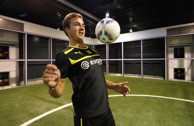 24.09.2012, Dortmund, Fussball, 1. Bundesliga, Borussia Dortmund, Footbonaut auf dem Trainingsgelände des BVB. Mario Götze (Dortmund) trainiert im neuen Footbonauten Footbonaut auf dem Trainingsgelände des BVB.
