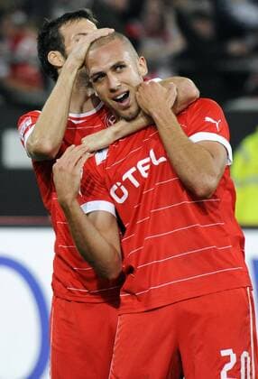 Fussball-Bundesliga, Deutschland, Herren, Saison 2012 2013, 6. Spieltag, ESPRIT-Arena Düsseldorf: Fortuna Düsseldorf (rot) - FC Schalke 04 (weiss) 2:2; Jubel Dani Schahin (Düsseldorf) nach seinem zweiten Tor zum 2:2 Ausgleich, zusammen mit Jens Langeneke (Düsseldorf). Jubel, Freude, Aktion.