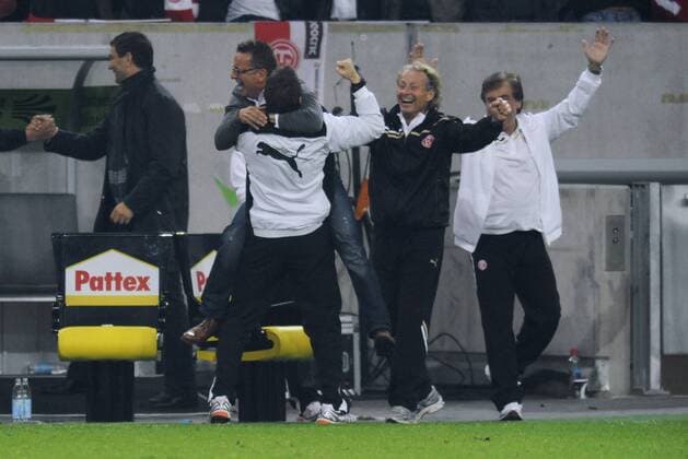 Fussball-Bundesliga, Deutschland, Herren, Saison 2012 2013, 6. Spieltag, ESPRIT-Arena Düsseldorf: Fortuna Düsseldorf (rot) - FC Schalke 04 (weiss) 2:2; Jubel Trainer Norbert Meier (Düsseldorf) nach dem Abpfiff, daneben Co-Trainer Uwe Klein (Düsseldorf). Jubel, Freude, Aktion.