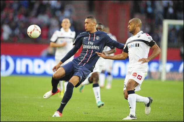 Guillaume Hoarau (psg) vs Cedric Kante (Sochaux) FOOTBALL : PSG Paris St. Germain vs FC Sochaux - L1 - 29 09 2012 JBAutissier 