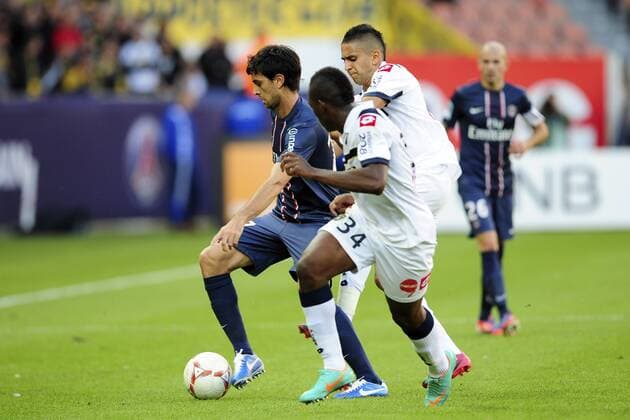 Javier Pastore (PSG) vs Ryad Boudebouz (Sochaux) FOOTBALL : PSG Paris St. Germain vs FC Sochaux - L1 - 29 09 2012 JBAutissier 