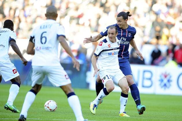 Zlatan Ibrahimovic (PSG) vs Sebastien Roudet (Sochaux) FOOTBALL : PSG Paris St. Germain vs FC Sochaux - L1 - 29 09 2012 JBAutissier 