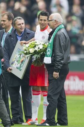 Claudio PIZARRO (M, Mi.), ehemaliger Spieler des SV Werder Bremen, wird vor Spielbeginn von Sportdirektor Klaus ALLOFS (HB, l.) und Werder- Praesident (Präsident) Klaus-Dieter FISCHER (HB) für die meisten Bundesligaspiele eines ausländischen Spielers geehrt; Fussball 1. Bundesliga, 6. Spieltag, Werder Bremen (HB) - FC Bayern München (M) 0:2, am 29.09.2012 in B r e m e n Deutschland.