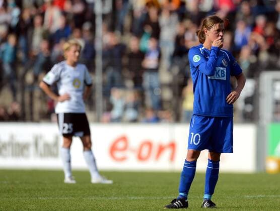 Fussball, Frauen, 1. Bundesliga, Saison 2012 2013 (3. Spieltag), 1. FFC Turbine Potsdam - 1. FFC Frankfurt, Patricia Hanebeck (Turbine Potsdam) ist nach den Verletzungen von Alexandra Singer (Turbine Potsdam) und Stefanie Mirlach (Turbine Potsdam) geschockt, 30.09. 2012,