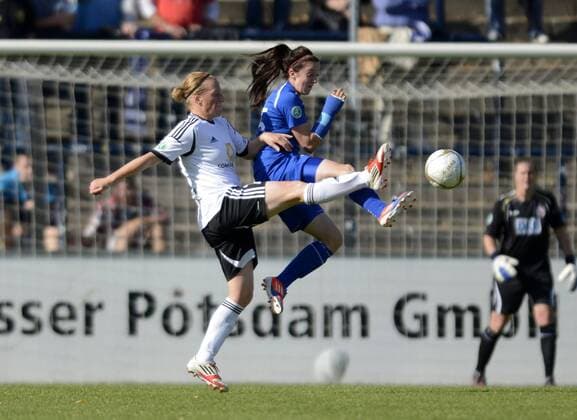 Melanie Behringer (li., Fra) und Lisa Evans (Pot), 1.FFC Turbine Potsdam - 1.FFC Frankfurt, Fußball, Frauen, Bundesliga, Saison 2012 2013, Potsdam, 30.09.2012,