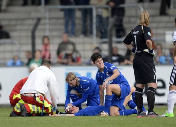Stefanie Mirlach (pot) verletzt am Boden, 1.FFC Turbine Potsdam - 1.FFC Frankfurt, Fußball, Frauen, Bundesliga, Saison 2012 2013, Potsdam, 30.09.2012,