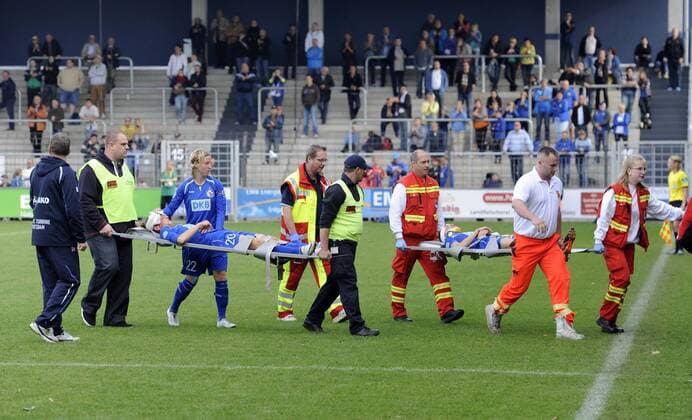Stefanie Mirlach (li., Pot) und Alexandra Singer (re., Pot) werden verletzt abtransportiert, 1.FFC Turbine Potsdam - 1.FFC Frankfurt, Fußball, Frauen, Bundesliga, Saison 2012 2013, Potsdam, 30.09.2012,