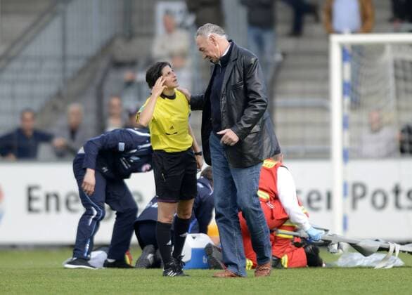 Schiedsrichterin Dr. Riem Hussein (li.) und Trainer Bernd Schröder (re., Pot) im Gespräch, 1.FFC Turbine Potsdam - 1.FFC Frankfurt, Fußball, Frauen, Bundesliga, Saison 2012 2013, Potsdam, 30.09.2012,