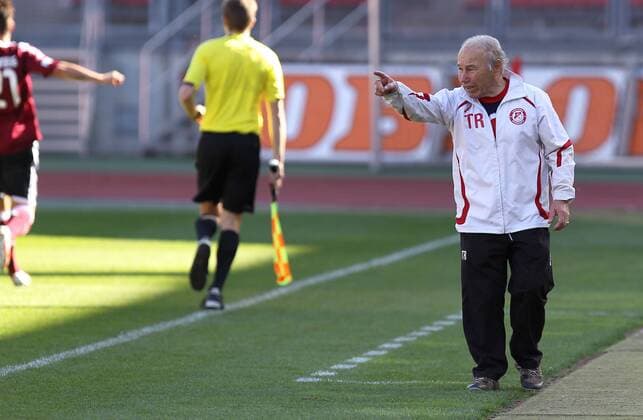 Trainer Karsten WETTBERG (SV Seligenporten) gibt Anweisungen vom Spielfeldrand. Regionalliga, Vorrunde, Maenner, Spieltag 14, Saison 2012 2013, 1. FC Nürnberg II vs. SV Seligenporten, Heimspiel, Stadion Nürnberg