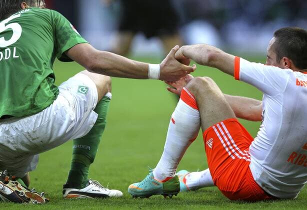 Franck Ribery , Bayern beim shake hands mit Sebastian Prödl - DFL 1. Bundesliga am Samstag, 29.09.2012 06. Spieltag Werder Bremen - Bayern München 0 - 2