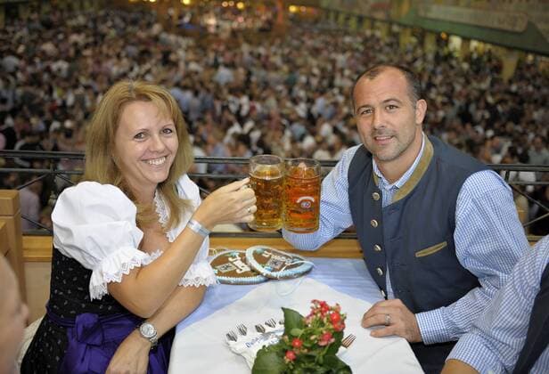 02.10.2012, Fussball 2. Bundesliga 2012 2013, TSV 1860 München. Offizieller Wiesnbesuch der Löwen-Mannschaft im Hacker-Zelt. Torwart Gabor Kiraly (re, 1860) mit seiner Frau Zsanett.
