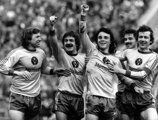 Jubel von Eintracht Braunschweig, v.li.: Franz Merkhoffer, Dieter Zembski, Wolfgang Frank sowie Friedhelm Haebermann (re.)