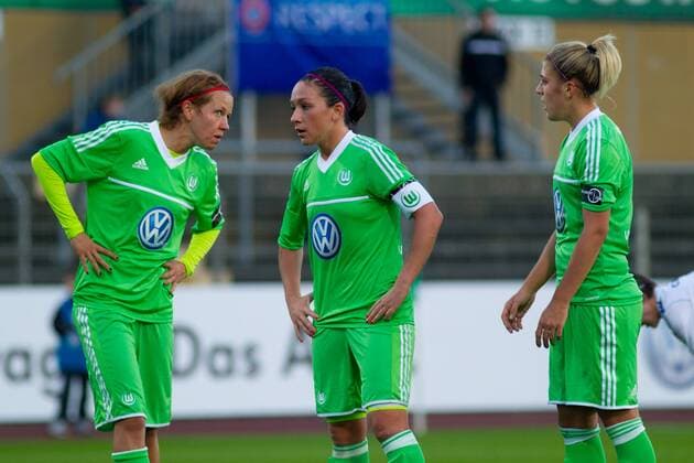 Viola Odebrecht,Nadine Keßler,Luisa Wensing (v.li.,VfL Wolfsburg) - UEFA Womens Champions League Saison 2012-13 VFL Wolfsburg vs. RTP Unia Raciborz im Stadion am Elsterweg in Wolfsburg - Aktion,4.10.2012,Deutschland,Fußball,Frau,Frauen