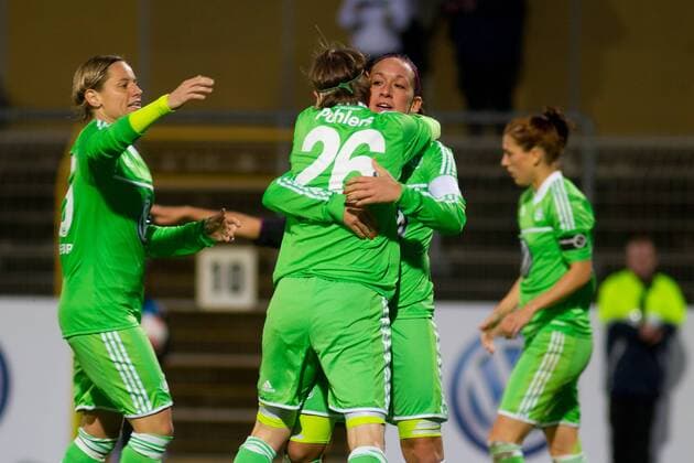 Torjubel - Torschützin Conny Pohlers (Mi.) trifft zum 2-1und Nadine Keßler (VfL Wolfsburg)- UEFA Womens Champions League Saison 2012-13 VFL Wolfsburg vs. RTP Unia Raciborz im Stadion am Elsterweg in Wolfsburg - Aktion,4.10.2012,Deutschland,Fußball,Frau,Frauen