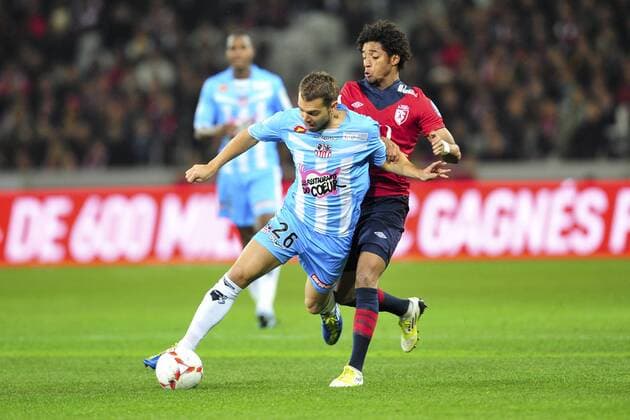 Ryan Mendes (Lille) vs SAmuel Bouhours (ajaccio) FOOTBALL : Lille Losc vs Ajaccio - L1 - 06 10 2012 JBAutissier Panoramic 