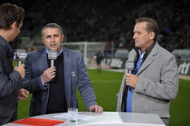 05.10.2012, Fussball 1.Bundesliga 2012 2013, FC Augsburg - SV Werder Bremen, in der SGL-Arena Augsburg. Ex-Trainer Bernd Schuster und Moderator Sebastian Hellmann (SKY) beim TV-Interview mit Vorsitzender der Geschäftsführung Klaus Allofs (mitte, Werder Bremen) .