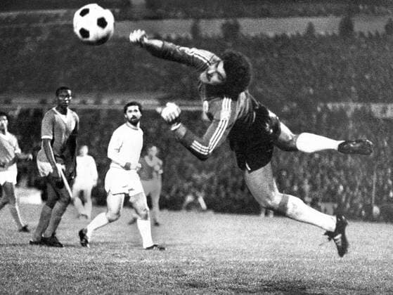 SL Benfica Lissabon - FC Bayern München 0:0 - Torwart Henrique (Lissabon) gegen Gerd Müller (Bayern, 2.v.re.)