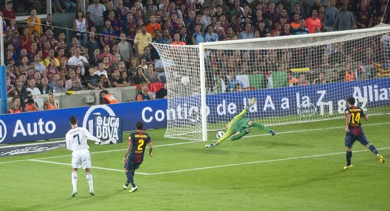 2012 - 2013 - Liga BBVA - jornada 7 - Futbol Club Barcelona - Real Madrid - futbol - soccer - Cristiano Ronaldo - Dani Alves - Victor Valdes - gol 