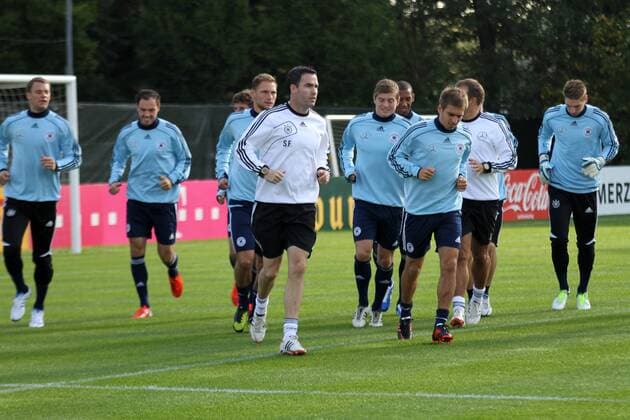 09.10.2012, DFB-Training, als Vorbereitung für die WM-Qualifikationsspiele gegen Irland und Schweden, Aktion Fitnesstrainer Shad Forsythe mit Philipp Lahm, Toni Kroos und anderen Spielern der Deutschen Nationalmannschaft