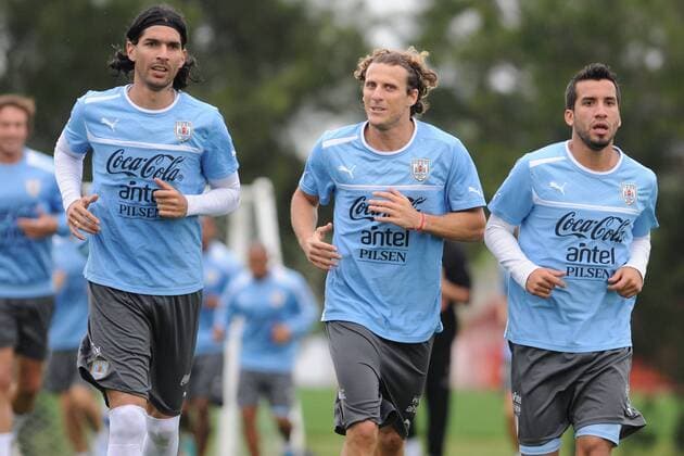 Uruguay s Sebastian Loco Abreu (L), Diego Forlan (C) and Mauricio Victorino participate in a training session, on Oct. 8, 2012. (Xinhua Nicolas Celaya) (sp) URUGUAY-MONTEVIDEO-SOCCER-TRAINING SESSION 