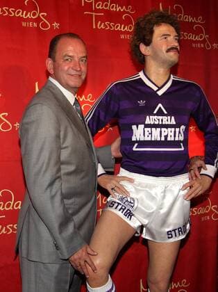 FUSSBALL - Präsentation Wachsfigur von Herbert Prohaska WIEN,AUSTRIA,09.OKT.12 - FUSSBALL - Präsentation der Wachsfigur von Herbert Prohaska im Madame Tussauds Wien. Bild zeigt Herbert Prohaska und seine Wachsfigur. 