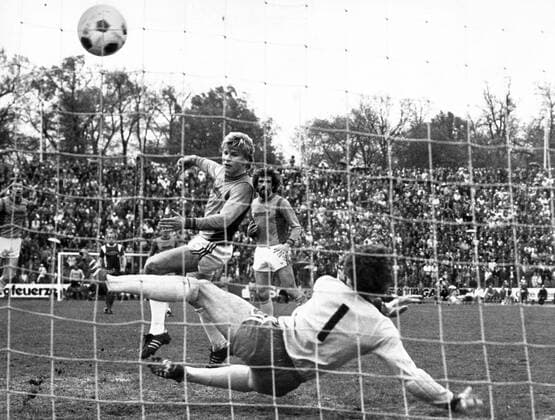 Bernd Förster überwindet Torwart Dieter Ferner und erzielt per Eigentor das 2:0 für den Karlsruher SC, hi. Nikolaus - Niko - Semlitsch (alle 1. FC Saarbrücken)